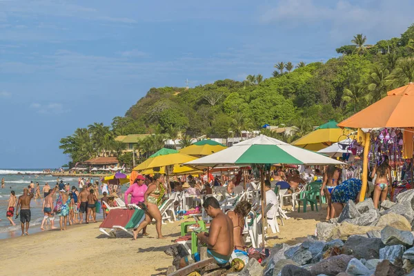 Pessoas na praia em Pipa, Brasil — Fotografia de Stock
