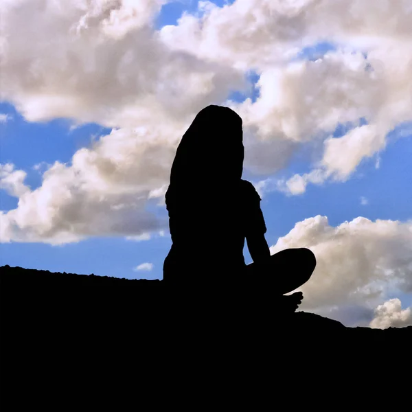 Jeune femme au bord de la colline Pipa Brésil — Photo