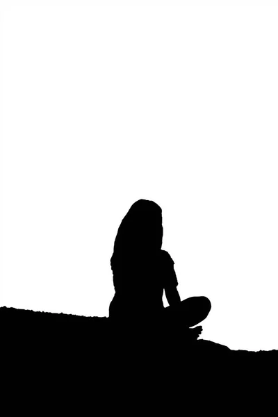 Mladá žena na okraji ilustrace Silhouette Hill — Stock fotografie