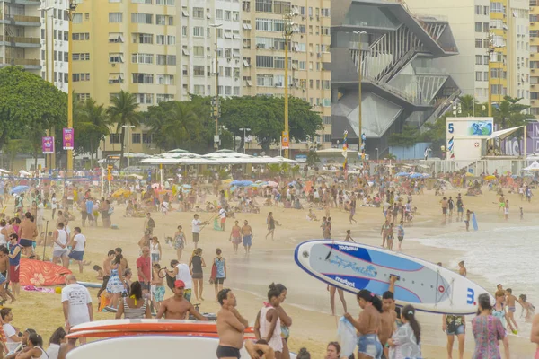 コパカバーナ ビーチ リオ ・ デ ・ ジャネイロ ブラジルの人々 — ストック写真