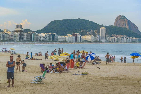 Copacabana Plajı Rio de Janeiro Brezilya insanlar — Stok fotoğraf