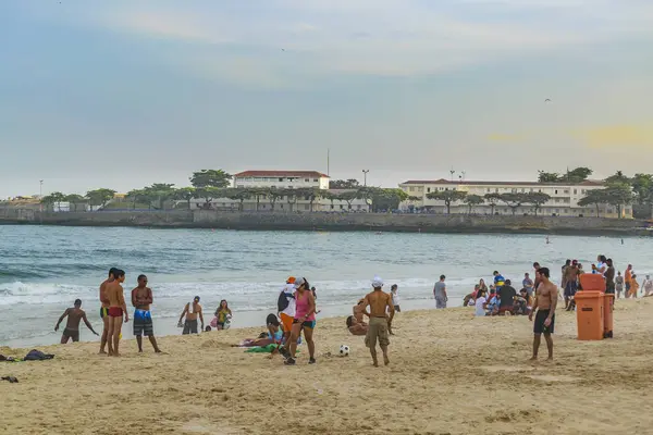 Persone a Copacabana Beach Rio de Janeiro Brasile — Foto Stock