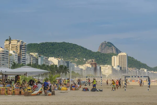 Pessoas na Praia de Copacabana Rio de Janeiro Brasil — Fotografia de Stock