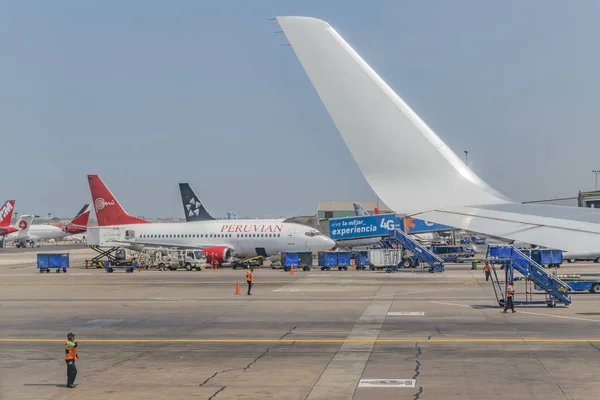 Letadla zaparkovaná na letišti Lima v Peru — Stock fotografie