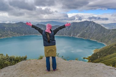 Eller yukarı Quilotoa Gölü olan kadın