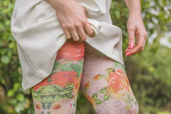 Pernas de mulher com Leggings estampados florais — Fotografia de Stock