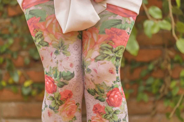 Jambes de femme avec imprimé floral Leggings — Photo