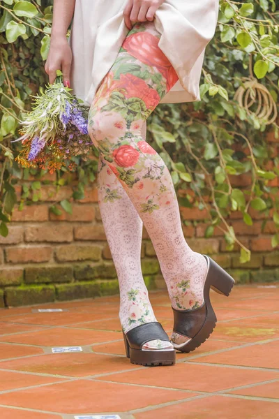 Pernas de mulher com Leggings estampados florais — Fotografia de Stock