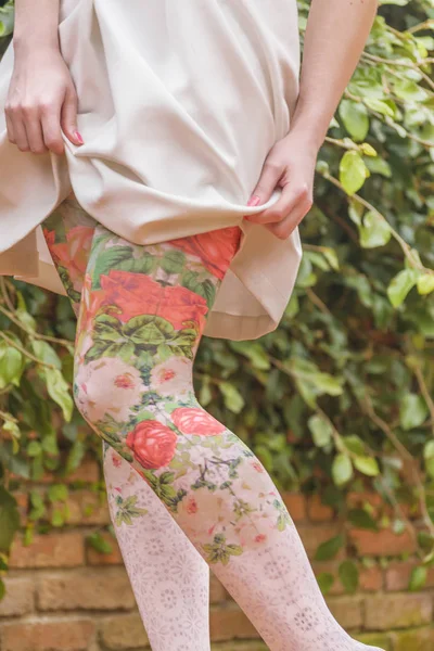 Jambes de femme avec imprimé floral Leggings — Photo