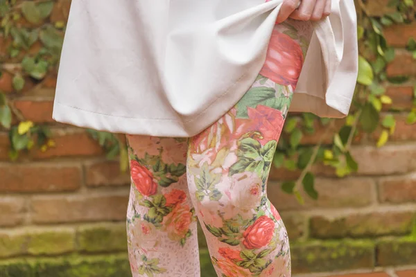 Жінка ноги з квітковими друку гетри — стокове фото