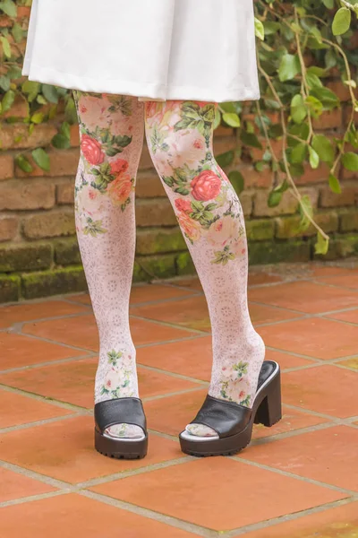 Pernas de mulher com Leggings estampados florais — Fotografia de Stock