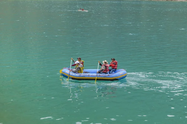 People Rafting at Quilotoa Lake, Ecuador — Stock Photo, Image