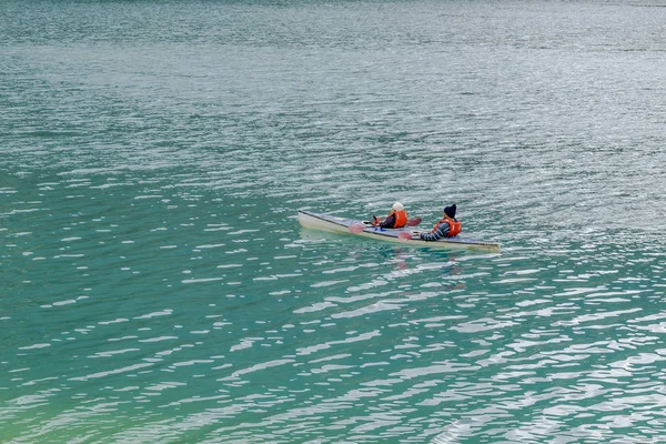 Menschen Rafting auf dem See von Quilotoa, Ecuador — Stockfoto