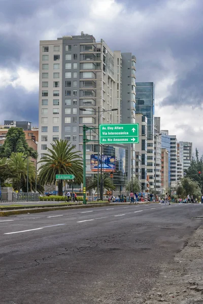 Cena urbana moderna em Quito, Equador — Fotografia de Stock