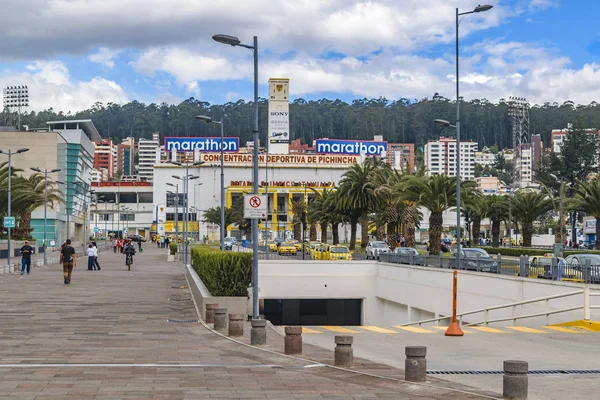 Escena urbana moderna en Quito, Ecuador — Foto de Stock