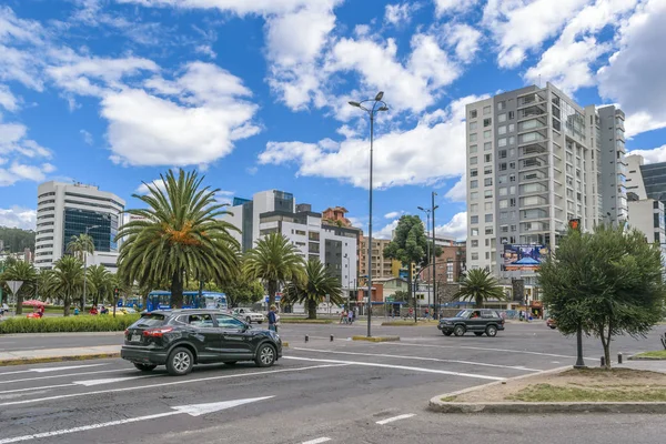 Modern városi táj az Quito, Ecuador — Stock Fotó