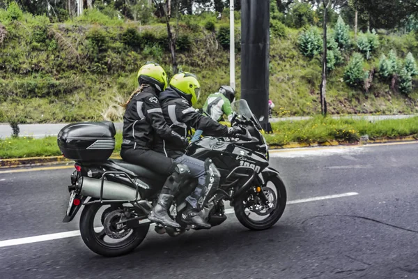 摩托车骑手在大道 — 图库照片