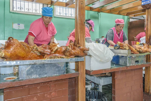 烤猪肉在传统食品法院在里奥班巴厄瓜多尔 — 图库照片