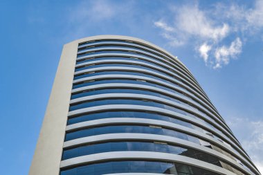 Modern binanın dış düşük açılı görünüş, Guayaquil 