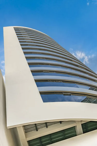 Edificio Moderno Vista Exterior de Bajo Ángulo, Guayaquil —  Fotos de Stock