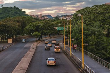 Gün batımı kentsel olay yerinde otoyol Guayaquil Ekvador