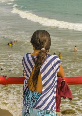 Plaj Engabao Ekvator izlerken kadın