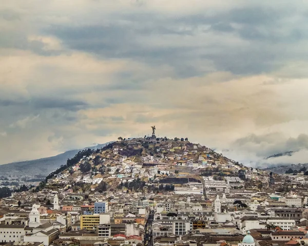 Luchtfoto van Quito Panecillo Hill — Stockfoto