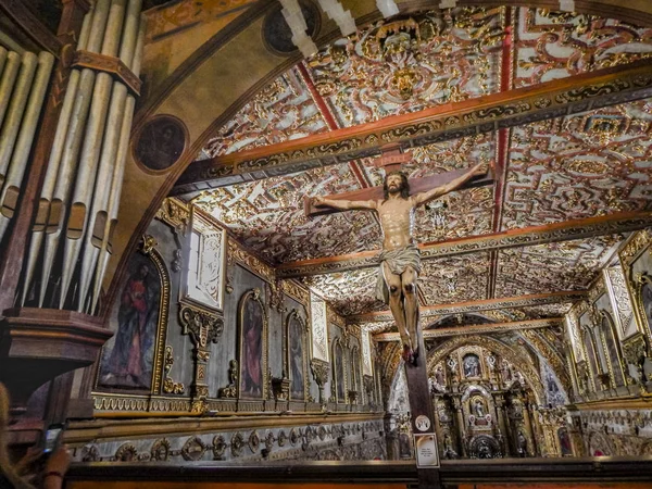 Vista interior iglesia barroco Latino, Quito Ecuador — Foto de Stock