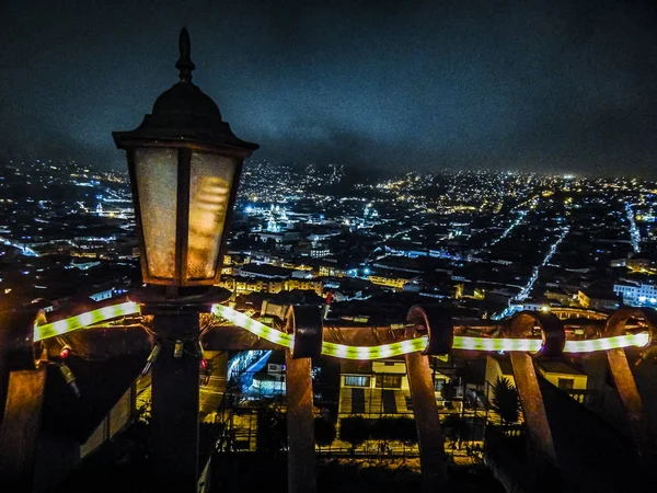 Escena nocturna con vista aérea en la ciudad de Quito Ecuador — Foto de Stock