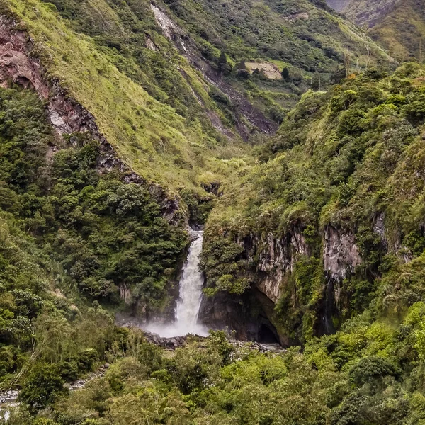 Kaskad på Tropical Forest i Banos, Ecuador — Stockfoto