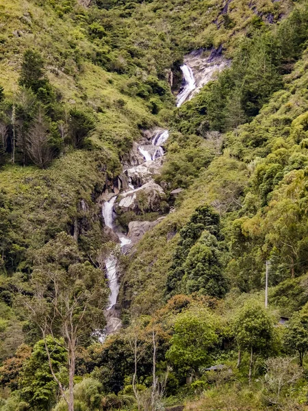 Kaskade im tropischen Wald in Banos, Ecuador — Stockfoto