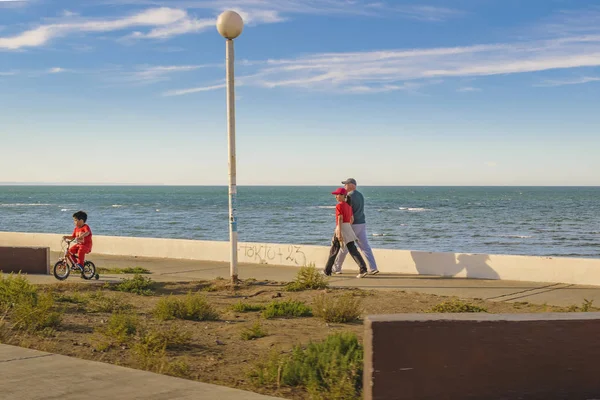 Persone che camminano sul lungomare — Foto Stock