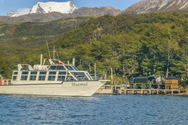 Parkendes Boot, Lago del Desierto, Patagonien - Argentinien — Stockfoto