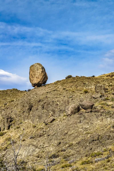 Großer Felsen an der Spitze des Hügels — Stockfoto