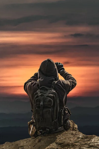 Bakifrån Man ta bilder av solnedgången — Stockfoto
