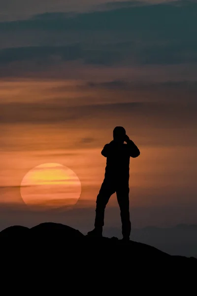 Mannen att ta foton vid solnedgången — Stockfoto