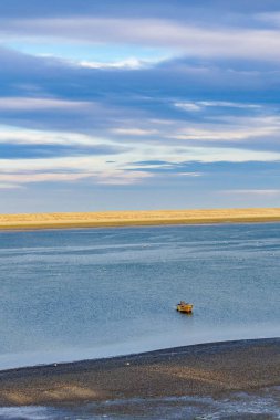River 'da boş küçük tekne