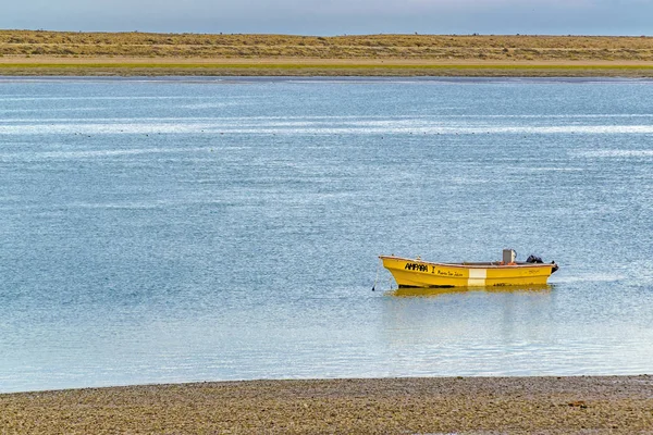 Prázdný člun u řeky — Stock fotografie