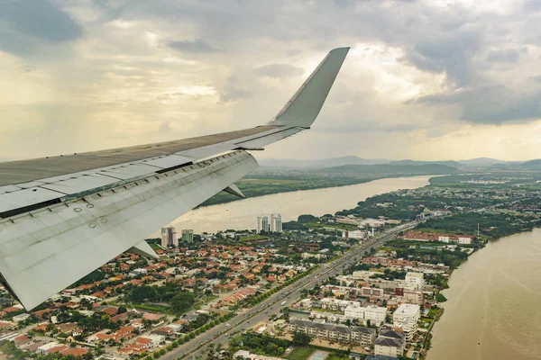 Luftaufnahme von Guayaquil aus dem Fenster Flugzeug — Stockfoto