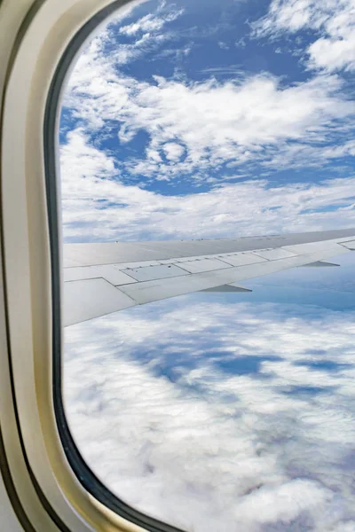 Pohled Cloudscape z plochy okna — Stock fotografie