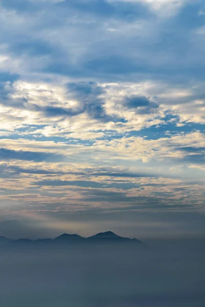 山和多云的天空鸟图 — 图库照片