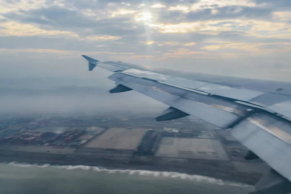 Lima havadan görünümü penceresi bir düzlem — Stok fotoğraf