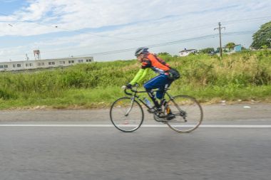 Yetişkin kişini Hihgway adlı bir Bicylce