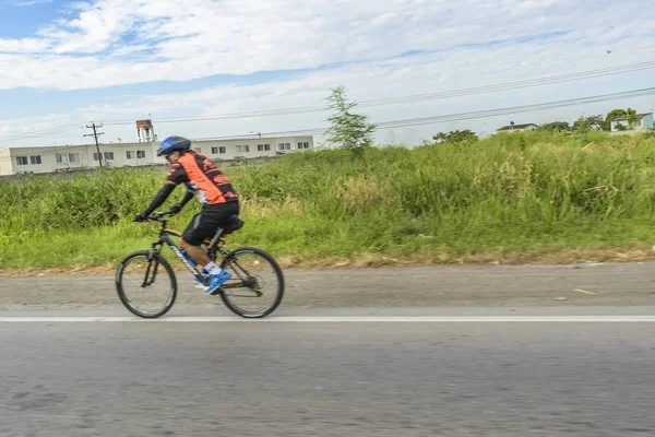Vuxen Man Rider ett cykeldäck på Hihgway — Stockfoto