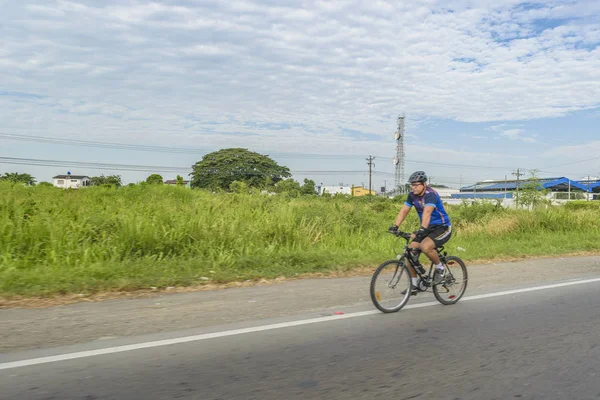Erwachsener Mann fährt mit Fahrrad auf Hihgway — Stockfoto