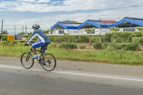 Hombre adulto montando una bicicleta en Hihgway — Foto de Stock