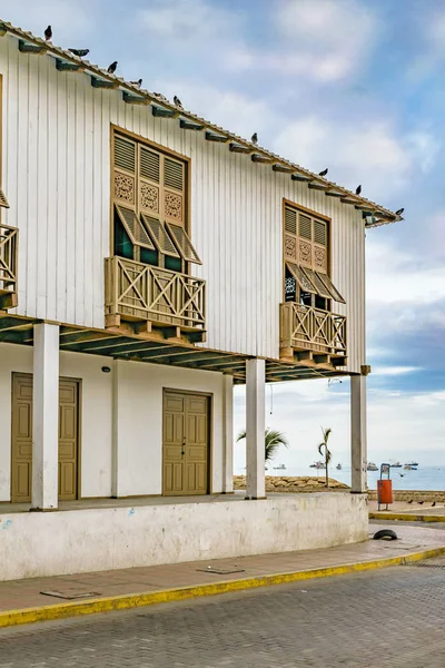 Gebäude im spanischen Kolonialstil, la libertad, ecuador — Stockfoto