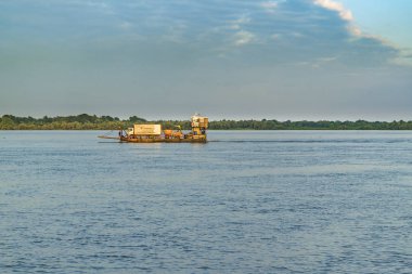 Commerrcial gemi Guayas River Guayaquil Ekvador