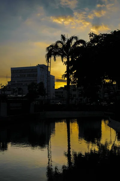 Scena notturna urbana a Guayaquil, Ecuador — Foto Stock