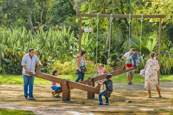 Családok, gyermekek játékkal, Guayaquil, Ecuador — Stock Fotó